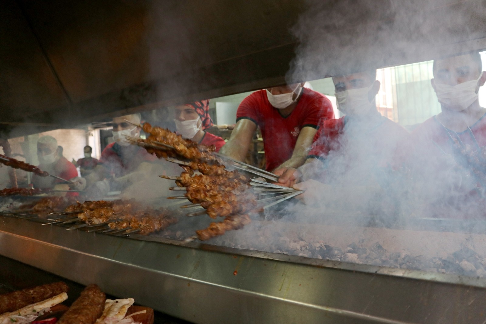 Kebap ustalarının aşırı sıcakta zorlu mesaisi