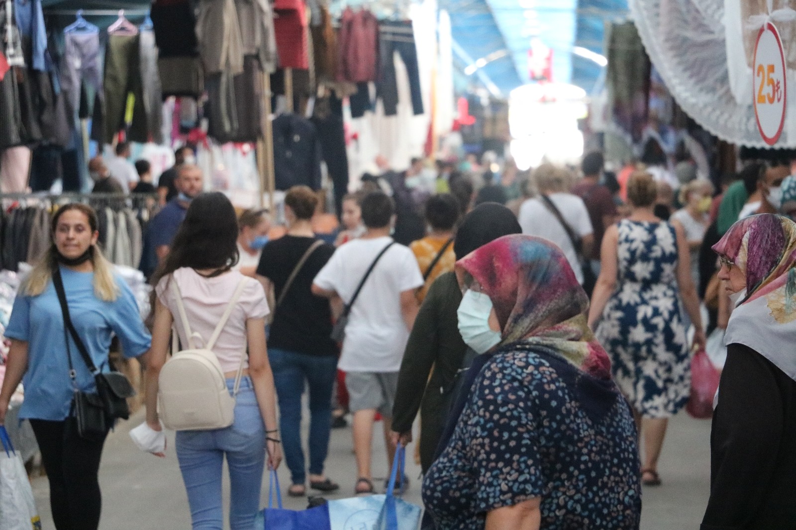 Edirne’de Bulgar turistler Ulus Pazarı’na akın etti