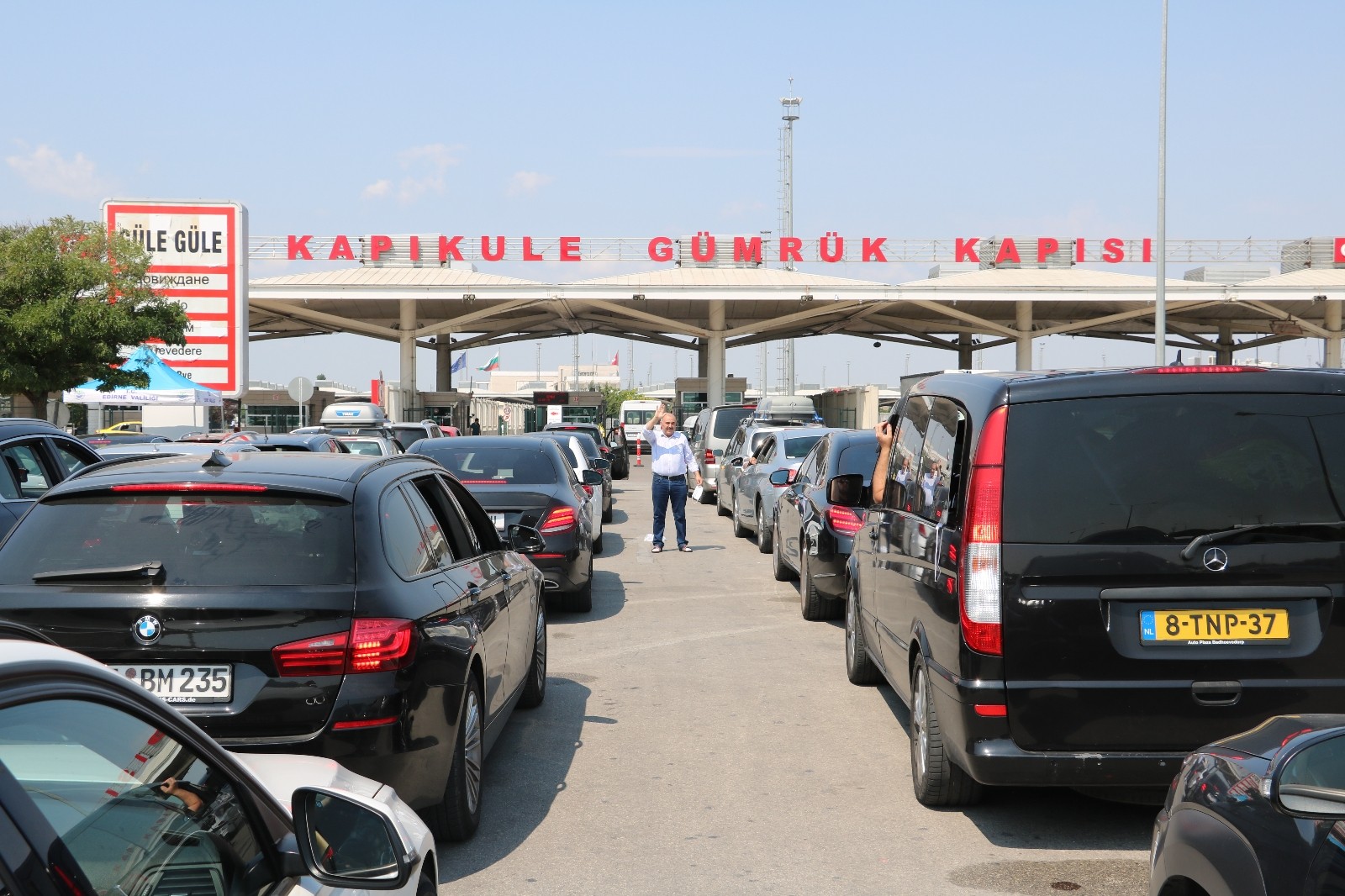 Gurbetçiler hüzünlü dönüş yolunda bagajlarını doldurdu
