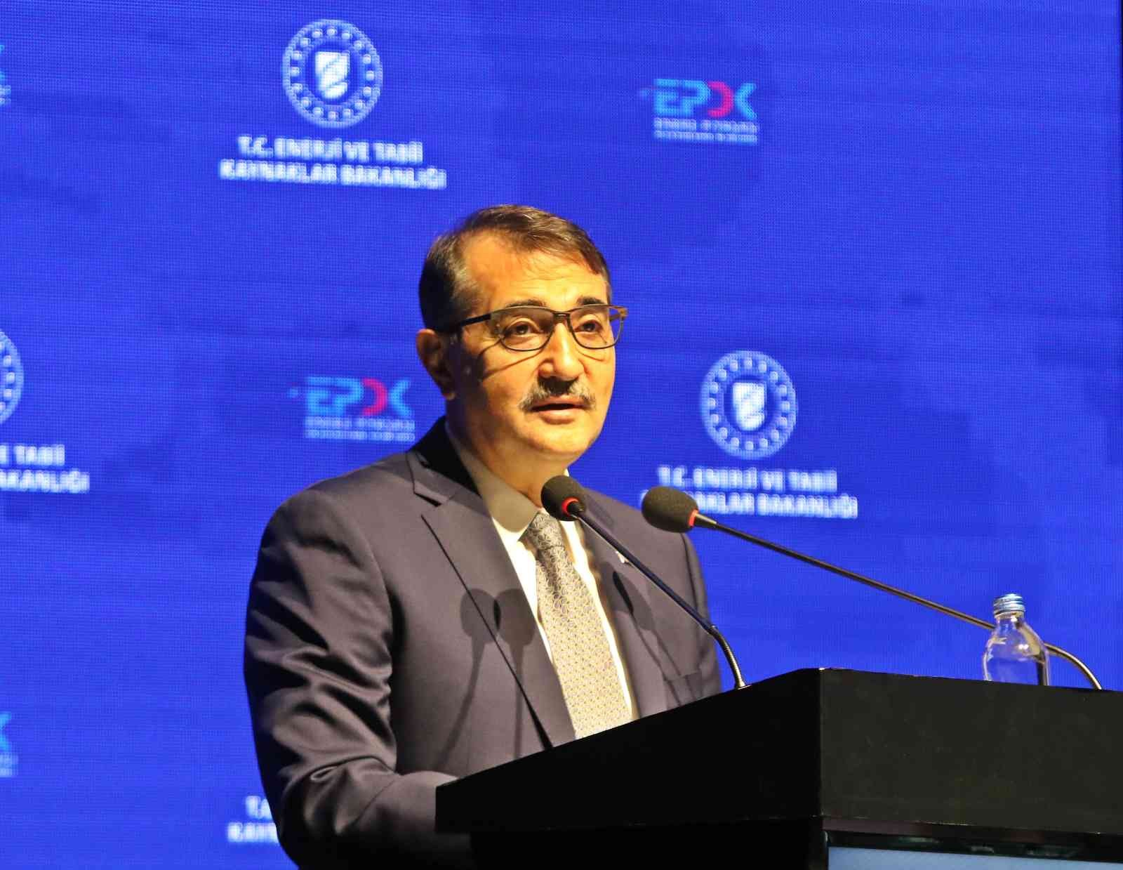 Bakan Dönmez: “(Karadeniz’de keşfedilen gaz) 2022’nin baharında suyun altına boruları yerleştirerek ilk kaynağı vuracağız”