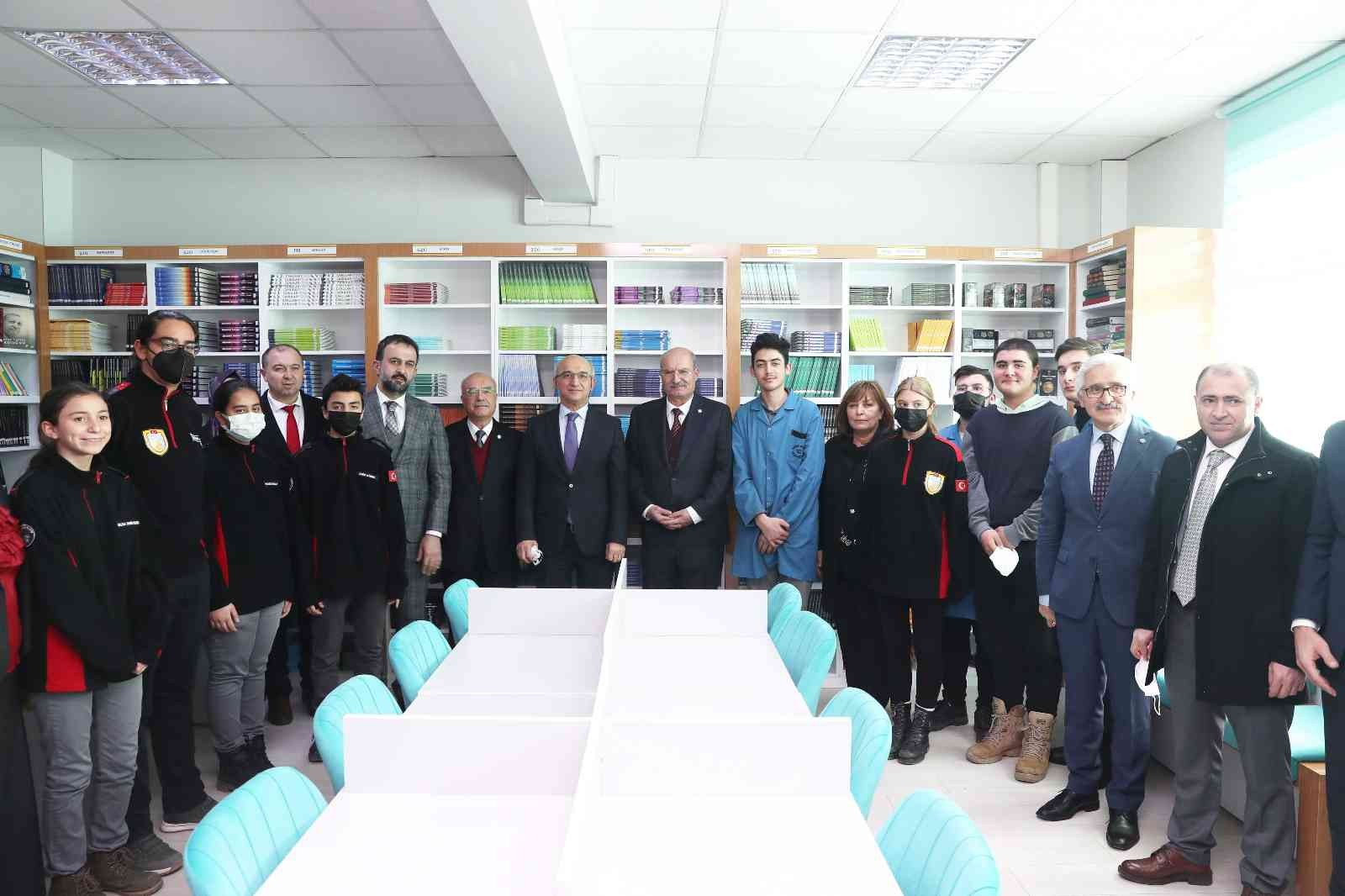 ATO’dan hamisi olduğu Gazi Mesleki ve Teknik Anadolu Lisesi Kütüphanesi’ne ziyaret