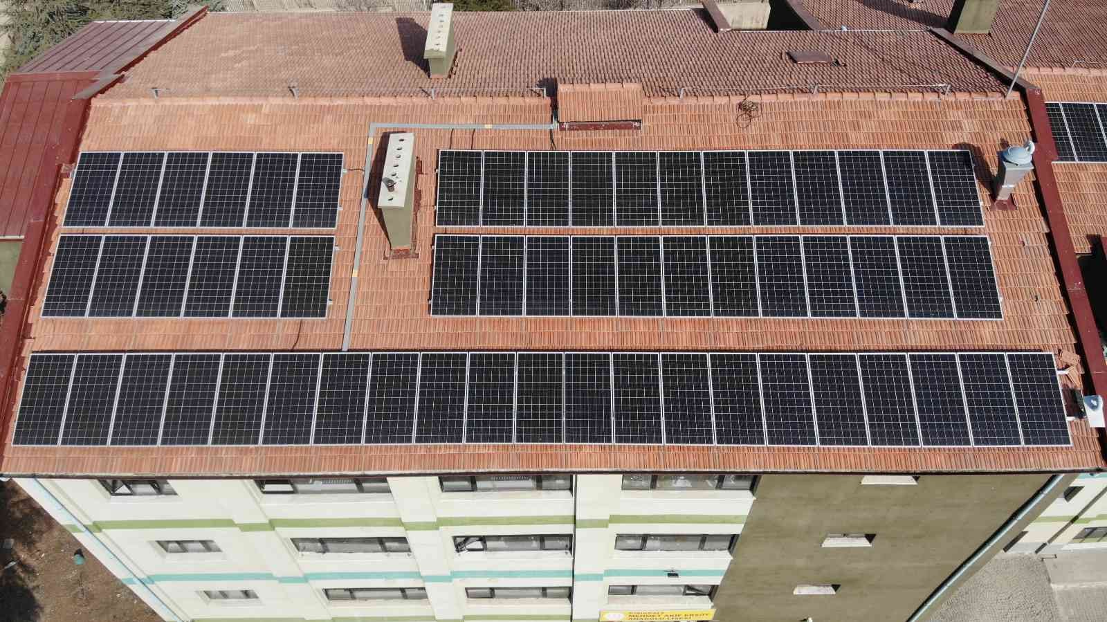 Bu okulun elektrik enerjisinin yüzde 90’ı güneşten