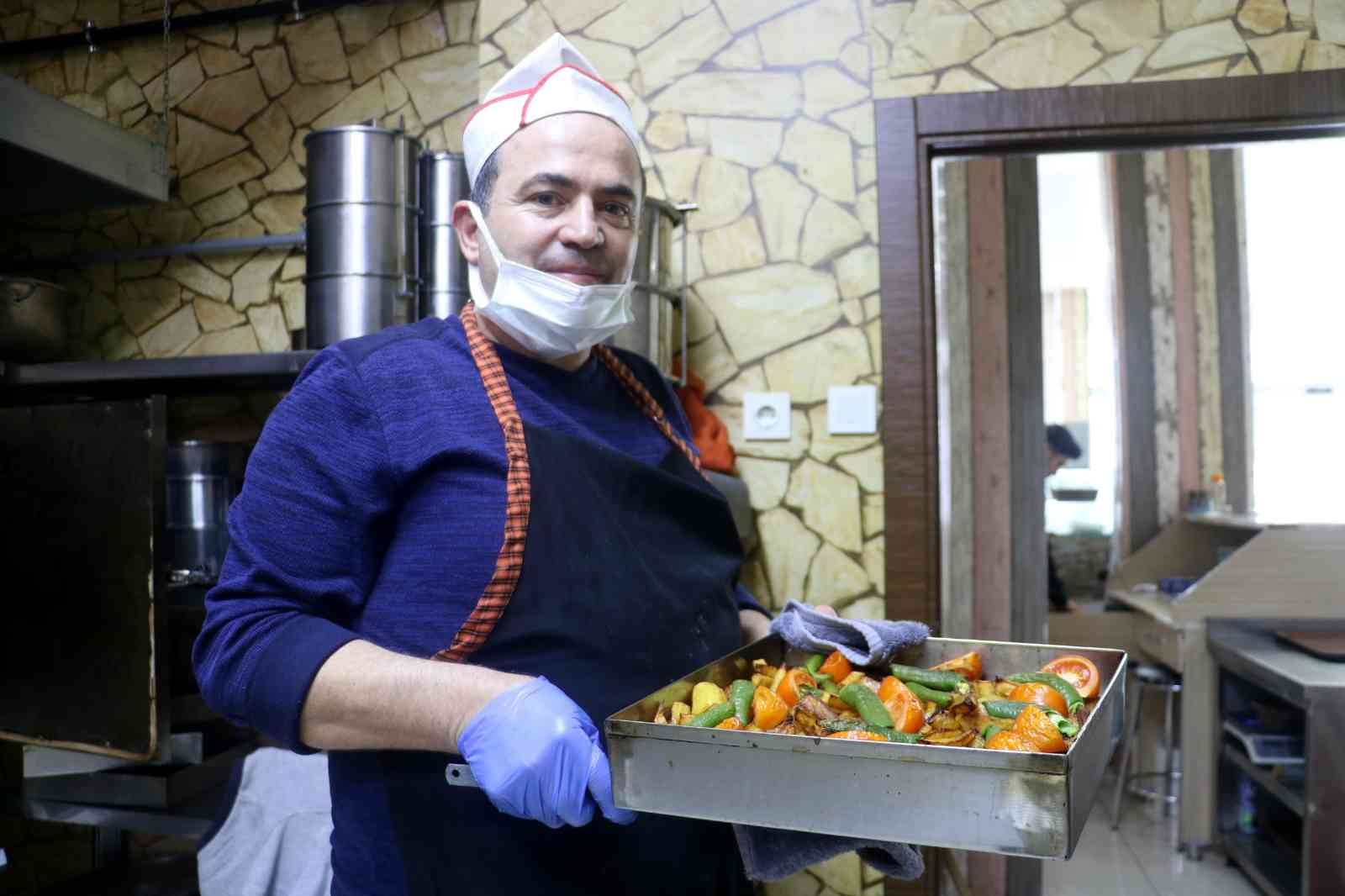 Bir kase çorba parasına 3 çeşit yemek satıyor