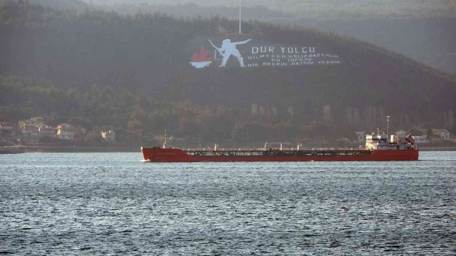 Rusya’dan ayçiçek yağı taşıyan gemi Çanakkale Boğazı’ndan geçti