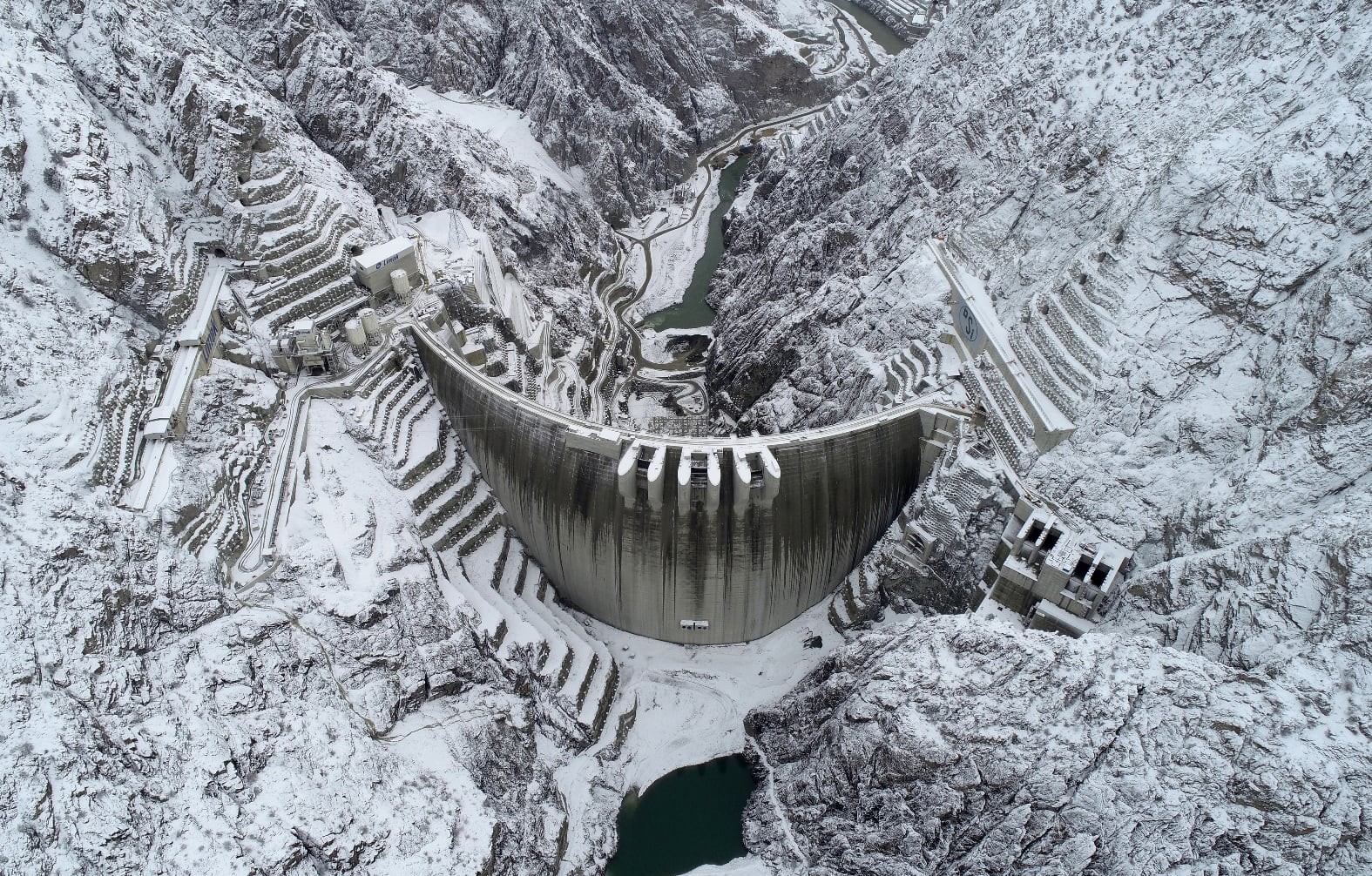 Kar yağışı sonrası Yusufeli Barajı beyaza büründü
