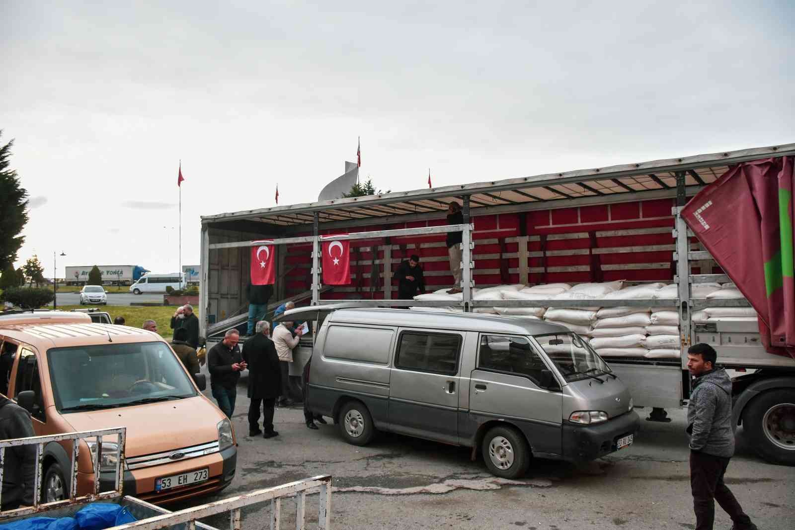 Rizeli arıcılar arı besleme şekeri dağıtımına yoğun ilgi gösterdi