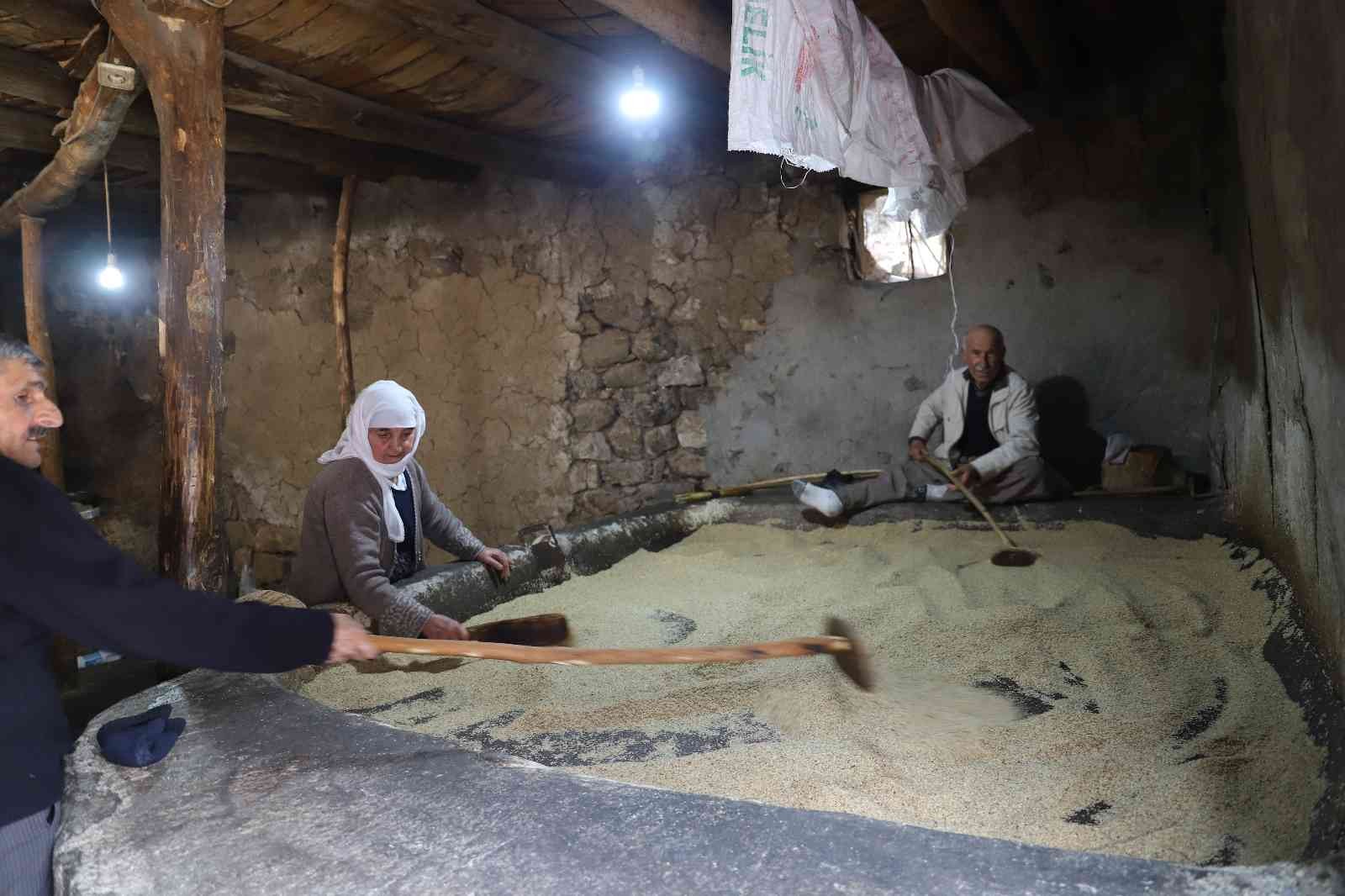 Tarihi değirmende tahin mesaisi