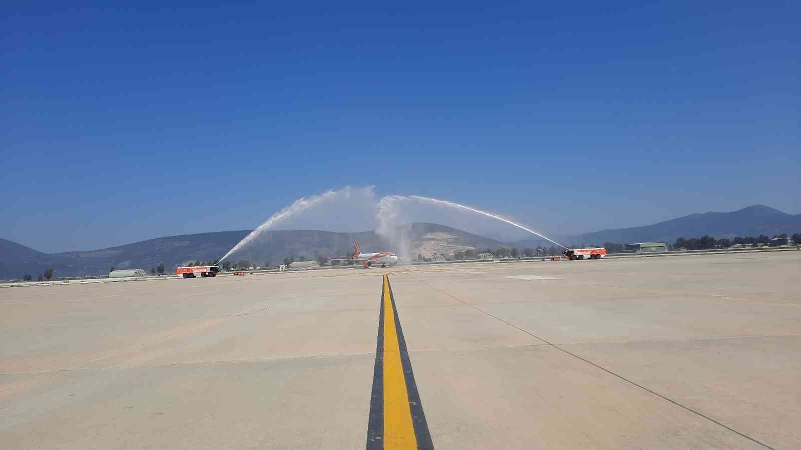 Sezonun ilk dış hat uçuşu karşılandı