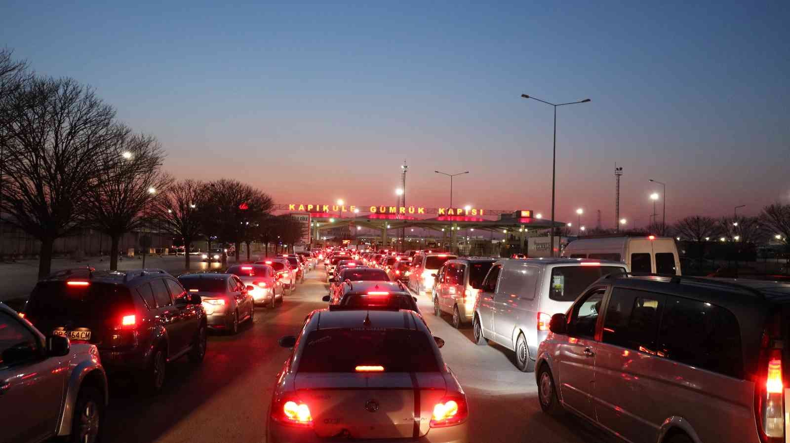 Edirne’de alışverişten dönen Bulgarlar Kapıkule’de uzun araç kuyruğu oluşturdu