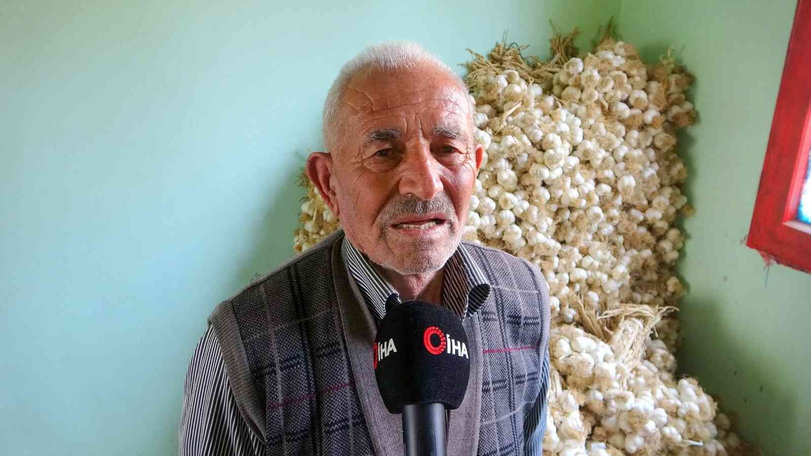 Zabıtanın tartısını aldığı seyyar satıcı İHA’ya konuştu: “Görevini yapan memur da emir kulu”